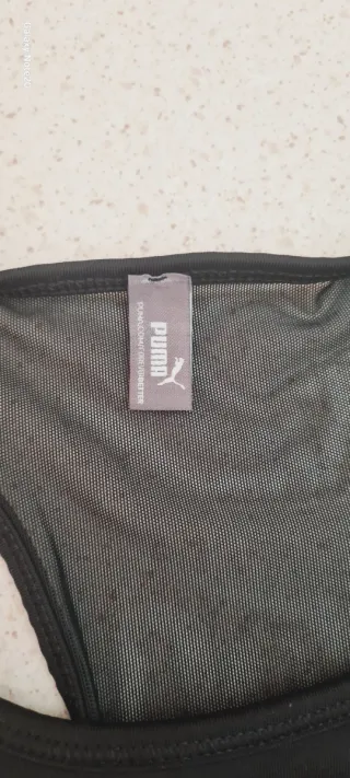 Top sportivo Puma nero con logo rosa