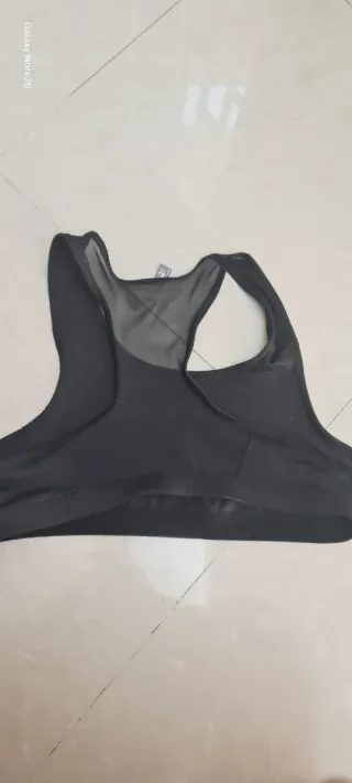 Top sportivo Puma nero con logo rosa