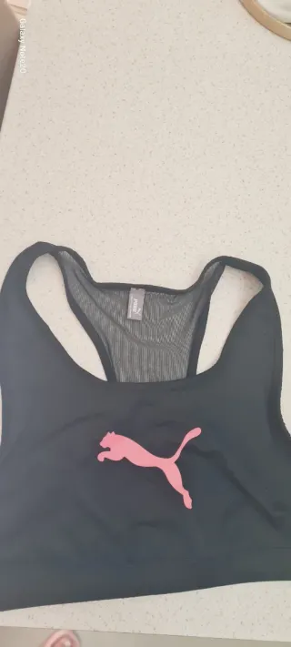 Top sportivo Puma nero con logo rosa