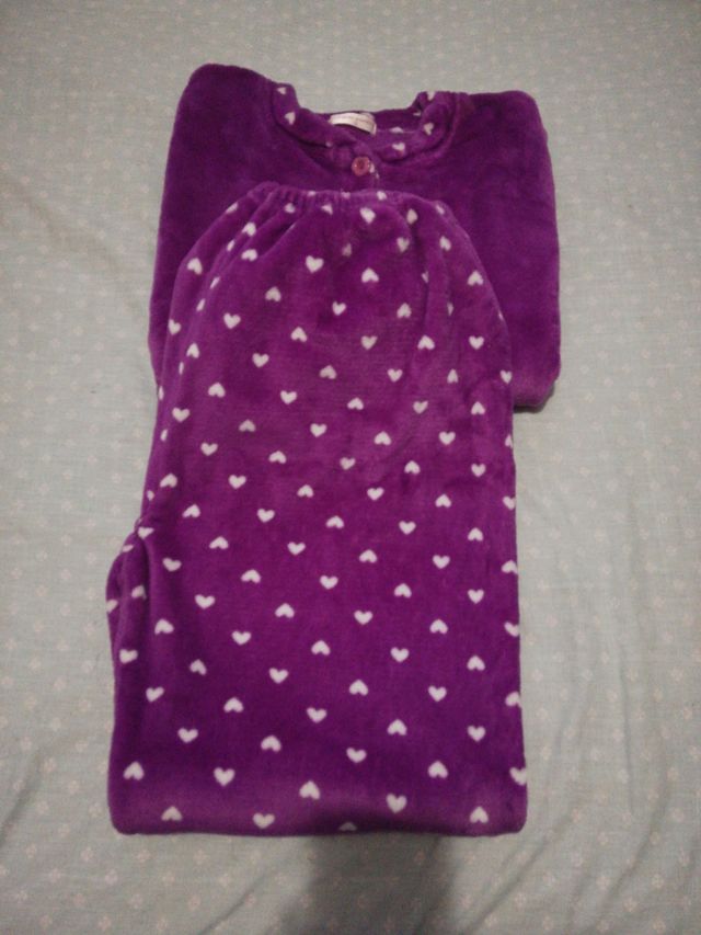 Pijama púrpura con osito y corazones