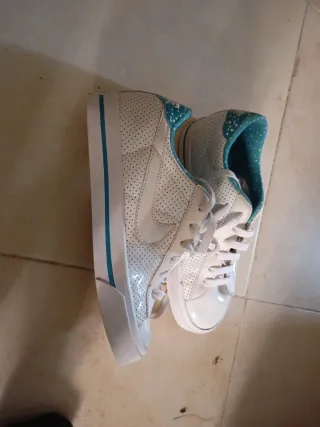 Zapatillas Nike Blancas y Turquesa Niñ@ Talla 37.5