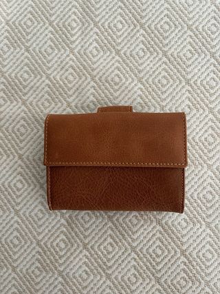 Cartera de piel marrón