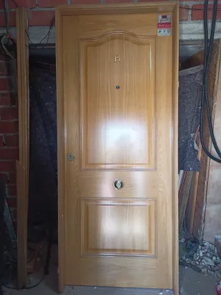 OFERTA Puerta de entrada madera