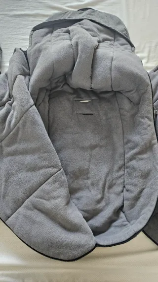 Saco polar Bugaboo gris.
3 unidades.