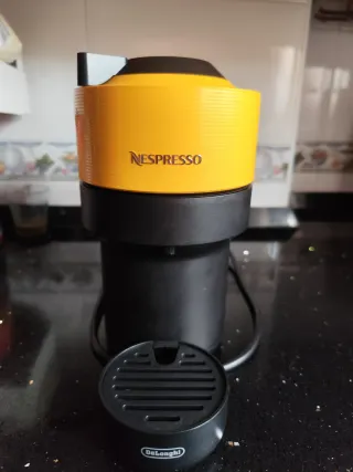 Cafetera Nespresso DeLonghi Amarilla