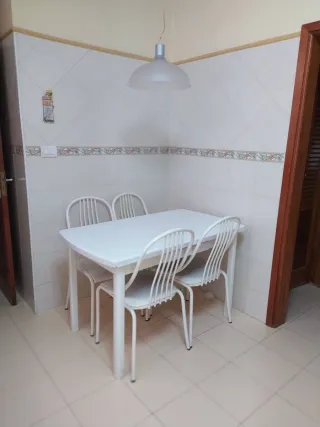 Mesa de cocina extensible y 4 sillas