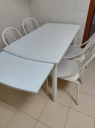 Mesa de cocina extensible y 4 sillas