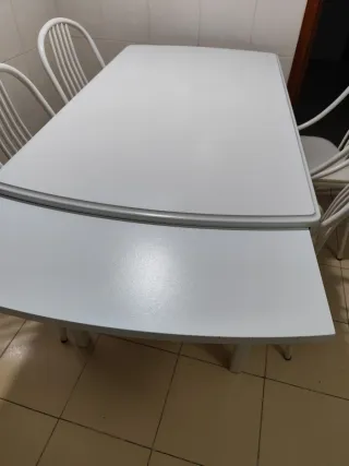 Mesa de cocina extensible y 4 sillas