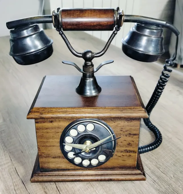 Vecchio telefono trasformato in orologio