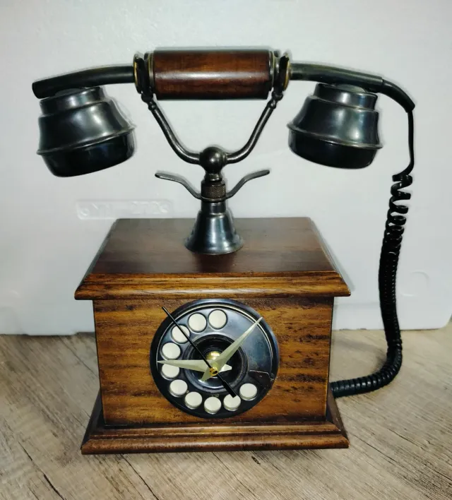 Vecchio telefono trasformato in orologio