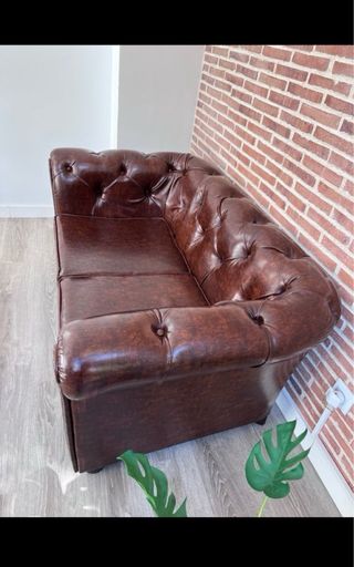 Sofá de piel marrón