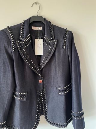 Americana Súper Tendencia una L con tachas
