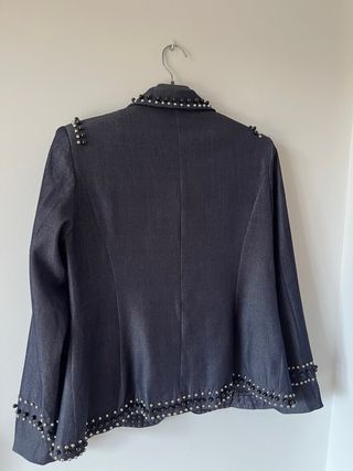 Americana Súper Tendencia una L con tachas