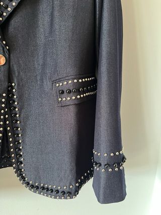 Americana Súper Tendencia una L con tachas