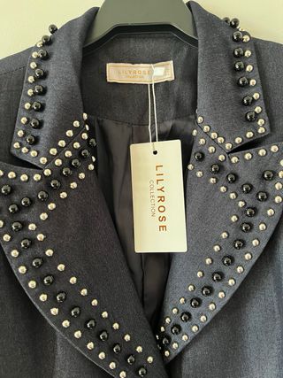 Americana Súper Tendencia una L con tachas