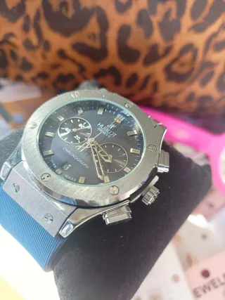 Reloj Hublot uno azul y plateado y otro gris 