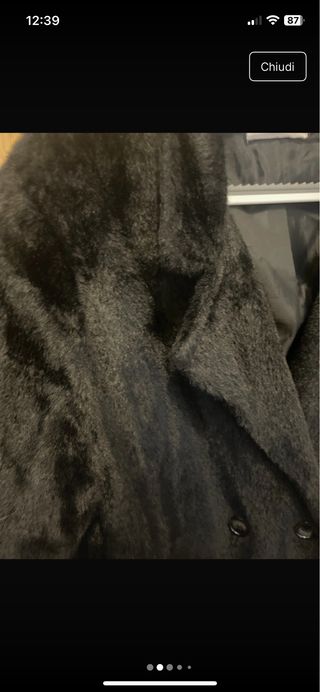 Cappotto nero in pelliccia sintetica