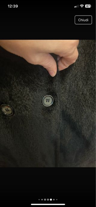 Cappotto nero in pelliccia sintetica