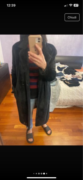 Cappotto nero in pelliccia sintetica