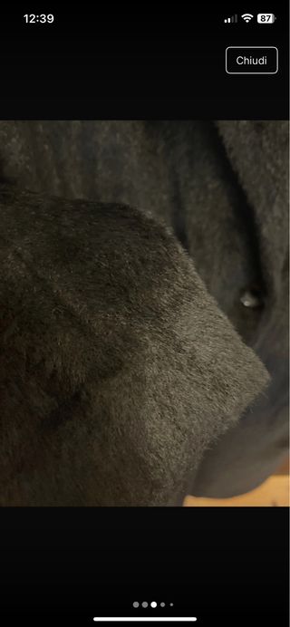 Cappotto nero in pelliccia sintetica