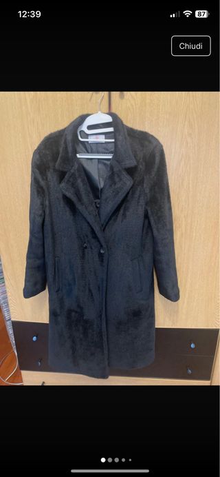 Cappotto nero in pelliccia sintetica