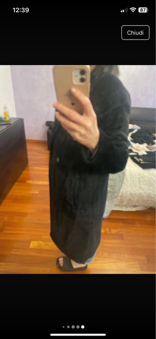 Cappotto nero in pelliccia sintetica