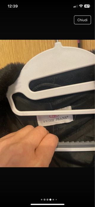 Cappotto nero in pelliccia sintetica