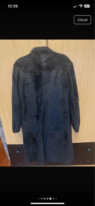 Cappotto nero in pelliccia sintetica