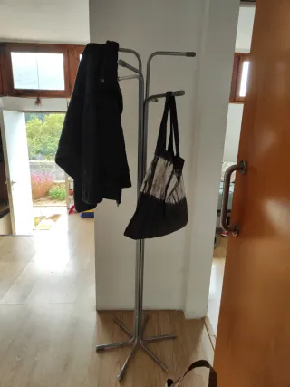 Perchero de pie moderno