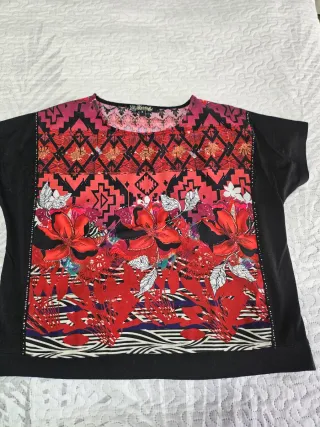 Camiseta Koroshi Estampada Flores y Geométricos