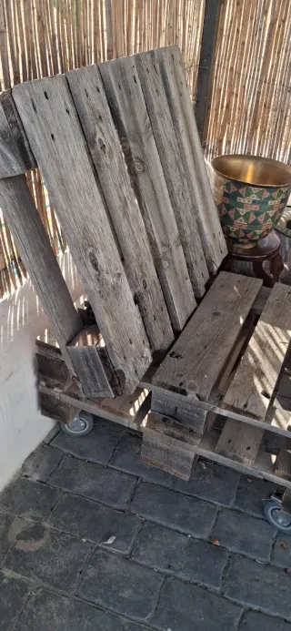 Sillón y mesa de palets con sus ruedas