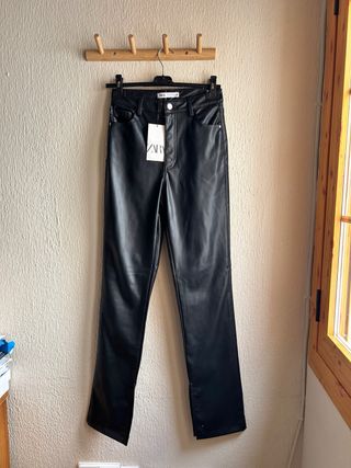 Pantalón efecto piel Zara negro