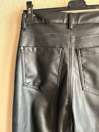 Pantalón efecto piel Zara negro
