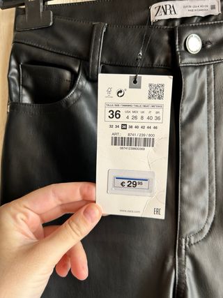 Pantalón efecto piel Zara negro