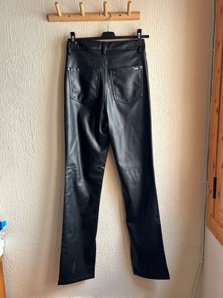 Pantalón efecto piel Zara negro