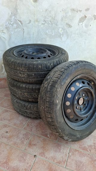 Ruote con cerchi Yaris 2004