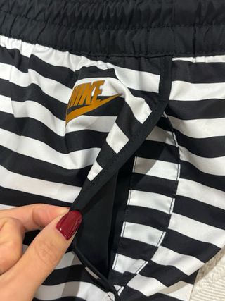 Bermudas Nike Mujer Rayas Blanco y Negro
