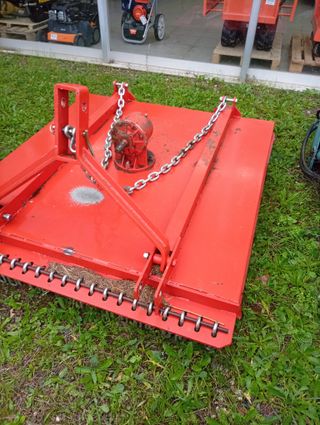 Desbrozadora de cadenas roja