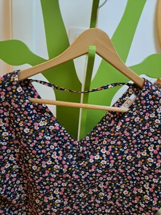 Blusa floral negra y rosa
