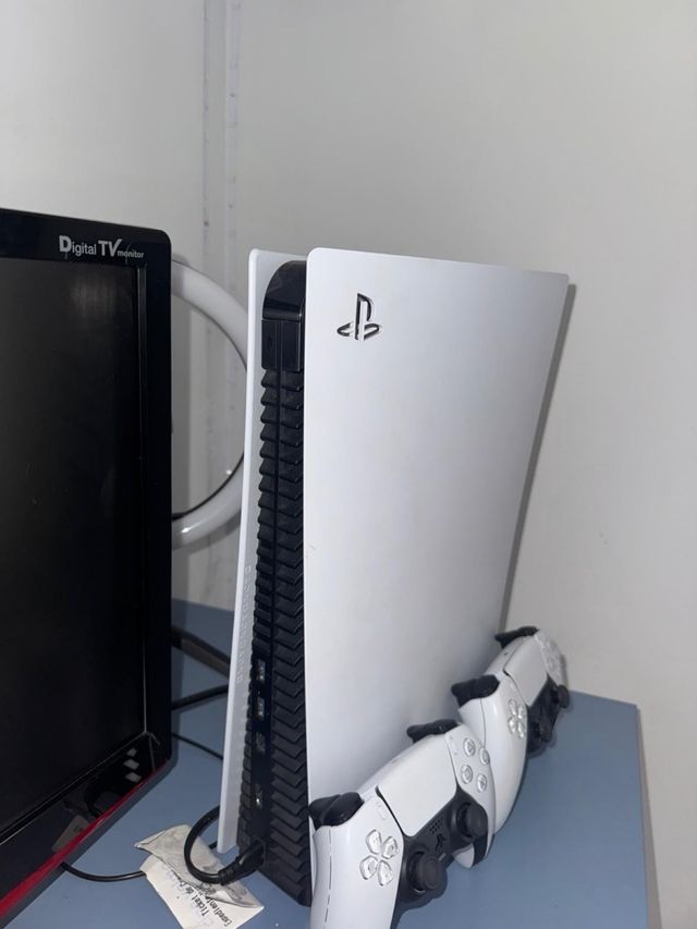 Playstation 5 Standard + 2 Mandos