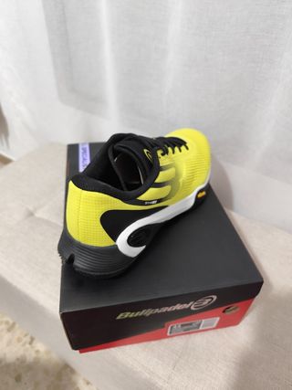 Zapatilla Bullpadel Vertex Vibram 25V Amarillo