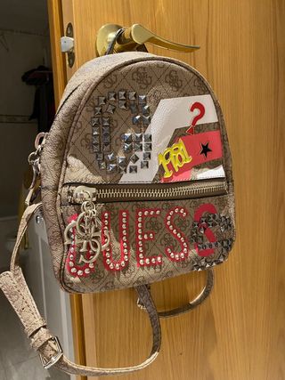 Mochila Guess Marrón con Tachuelas