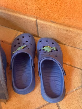 Ciabatte blu con dinosauri