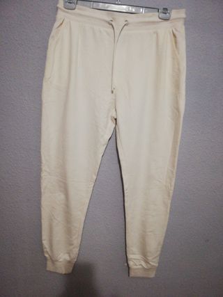 Sudadera con capucha roja
Pantalón crudo
3 cada un