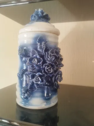 Vaso vintage in ceramica blu con fiori