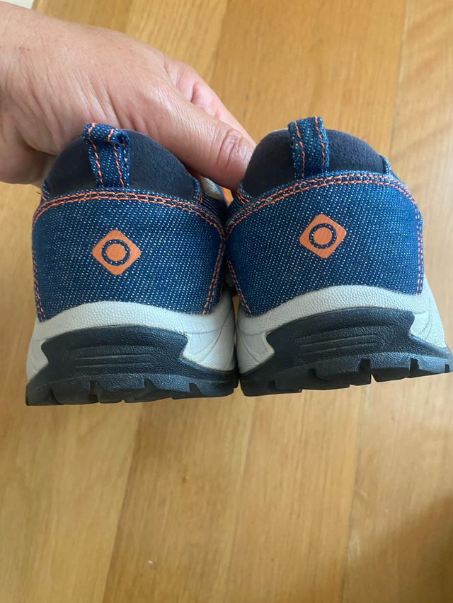 Zapatillas de trekking azules con cordones naranja