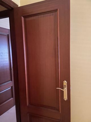Puerta de madera con cristal