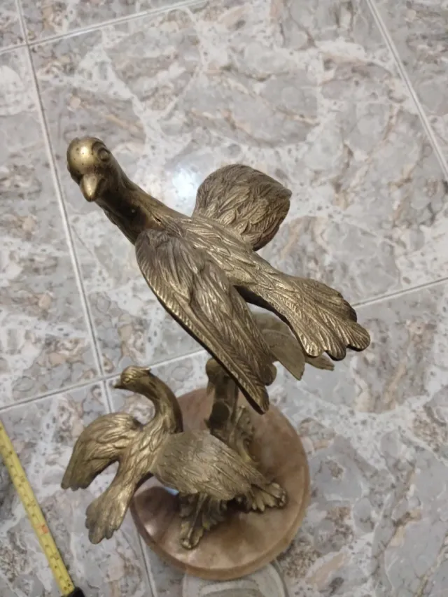 Scultura a forma di uccello in marmo e metallo