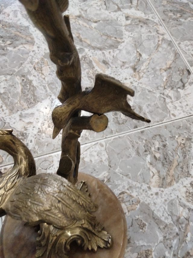 Scultura a forma di uccello in marmo e metallo