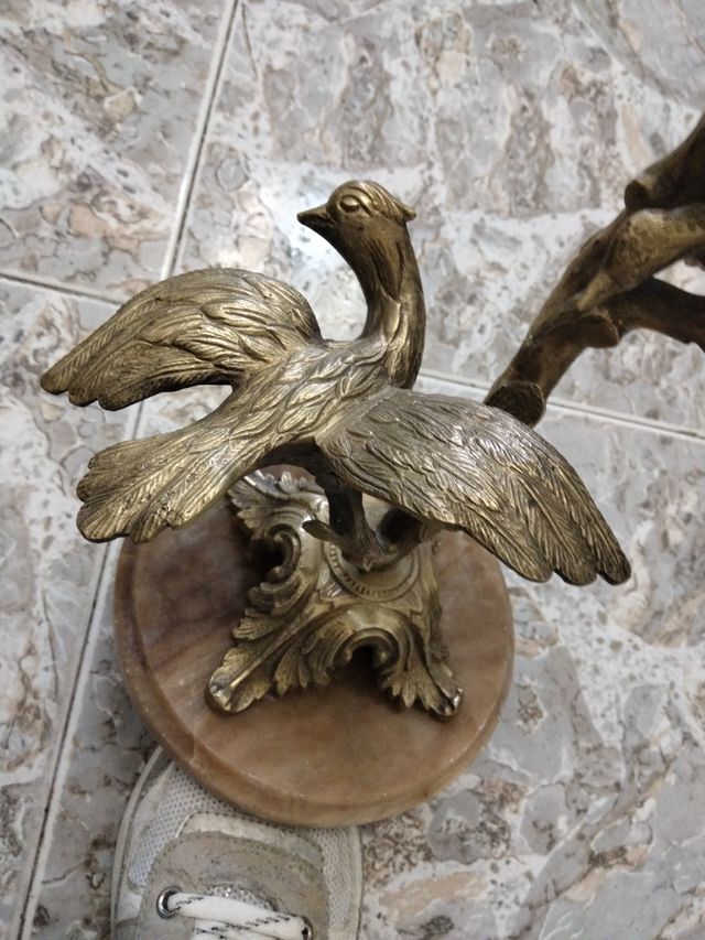 Scultura a forma di uccello in marmo e metallo